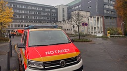 Notarzt Fahrzeug vor dem Klinikum in Leverkusen.