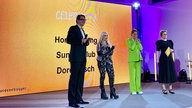 Auf der Bühne des Goldenenen Blogger Awards stehen Thomas Knüwer, Doro Pesch, Judith Rakers und Franziska Bluhm (v.l.)