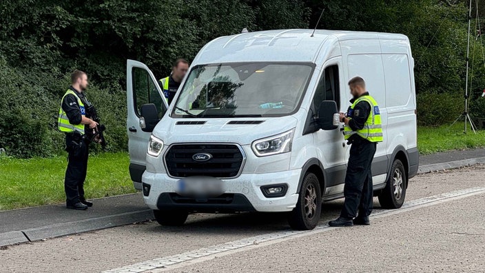 Ein Fahrzeug wird von der Bundespolizei am Rastplatz Königsberg an der A44 überprüft