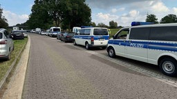 Zahlreiche Einsatzfahrzeuge der Bundespolizei am Rastplatz Königsberg an der A44 