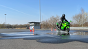 Ein Motorradfahrer fährt durch eine Übung mit Wasser.