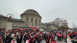 Menschen versammeln sich vor dem Deutzer Bahnhof um zu demonstieren 