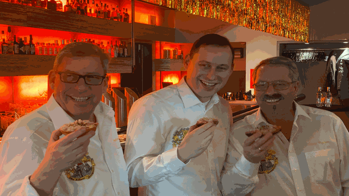 Das Kölner Dreigestirn mit Metbrötchen in der Hand. Alle drei stammen aus dem Handwerk.