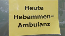 Schild mit der Aufschrift: Heute Hebammen-Ambulanz.