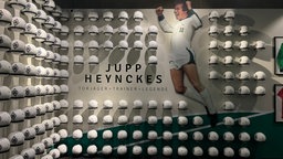 Wir sehen dutzende Bälle, die an der Wand hängen. Insgesamt sind es 299 Bälle. So viele, wie Heynckes Tore für Borussia geschossen hat.