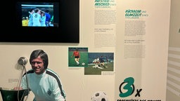 Auf dem Bild sieht man einen Bildschirm und einen Hörer, mit dem die audiovisuell Installation erleben kann. | Bildquelle: WDR/Joscha Weidenfeld Auf dem Bild sieht man einen Bildschirm und einen Hörer, mit dem die audiovisuell Installation erleben kann.