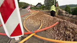 Eine Baustelle. Es wird gegraben, um Glasfaserkabel verlegen.