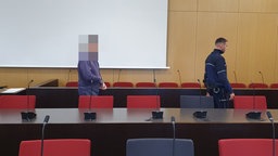 Zu sehen ist der mutmaßliche Täter im Gericht