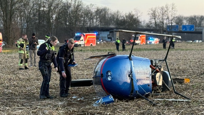 abgestürzter Hubschrauber wird von Polizei inspiziert 