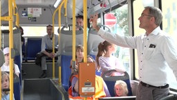 Ein Bus mit Passagieren von innen