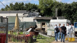 Chemikalien-Experten stehen vor dem Fundort in Bonn-Dransdorf