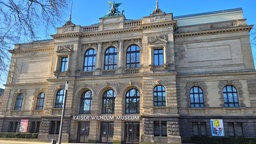 Ein monumentales Bauwerk mit zentralem Schriftzug "Kaiser-Wilhelm-Museum" über dem Eingang