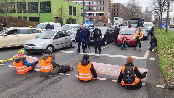 Klimaaktivisten blockieren Universitätsstraße in Köln