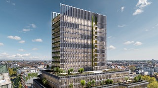 Der KöTower: Ein großes und grünes Büro-Gebäude mit großen Fenstern und Balkonen.