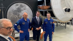 Hendrik Wüst auf der Raumfahrtkonferenz SpaceTech.NRW vor einer Abbildung des Mondes 