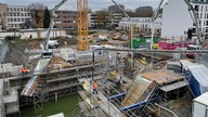 Die Einsturzstelle vom ehemaligen Stadtarchiv in Köln wird mit Beton befüllt.