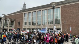 Viele Menschen protestieren vor dem Rathaus