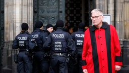 An Weihnachten gab es einen Polizeigroßeinsatz am Kölner Dom. Das Bild zeigt mehrere Polizisten vor dem Dom. 