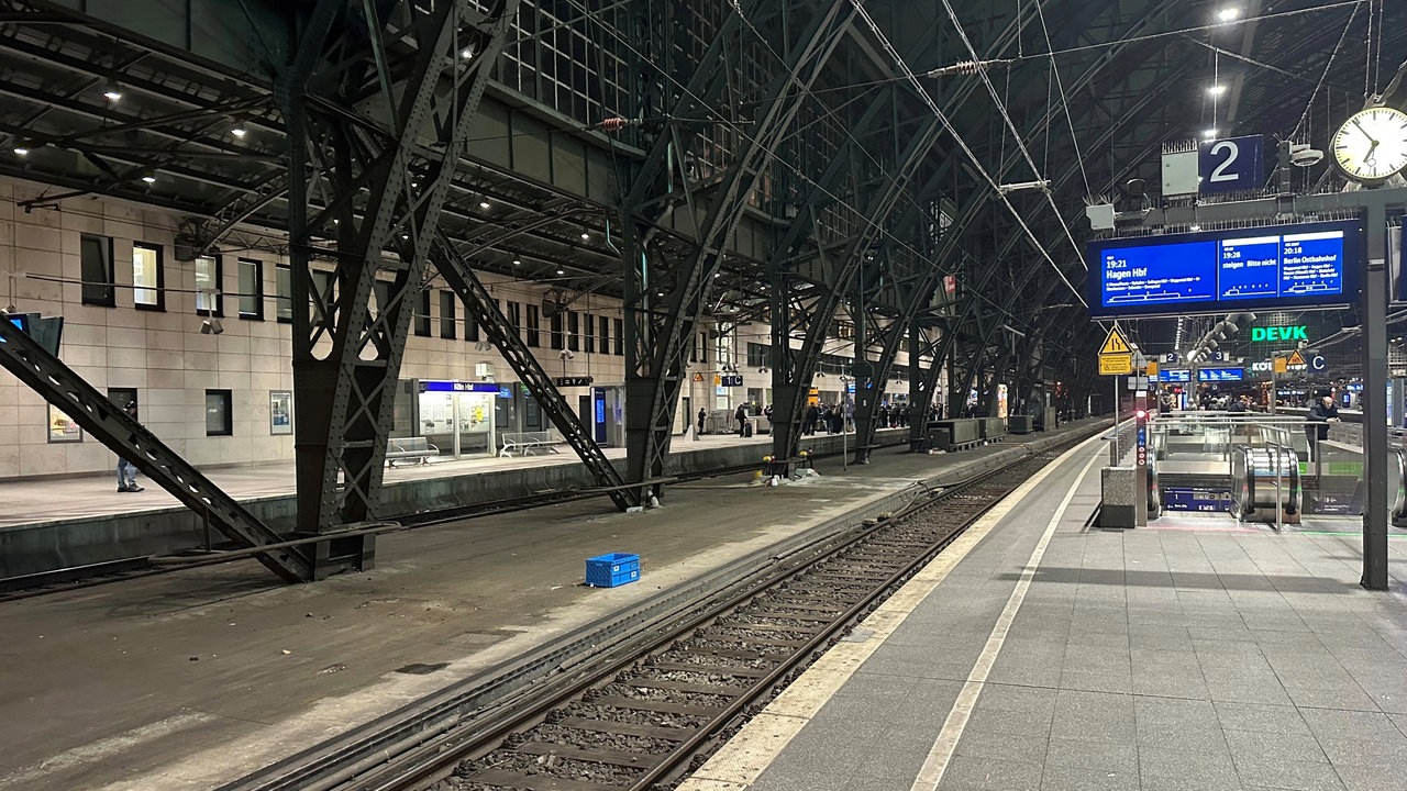 Der Kölner Hauptbahnhof, rechts das Schild "Gleis 2" und eine Zuganzeige.