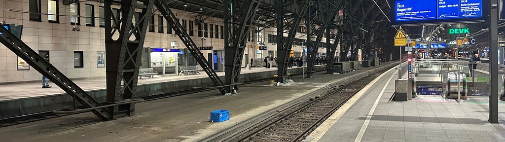 Der Kölner Hauptbahnhof, rechts das Schild "Gleis 2" und eine Zuganzeige.