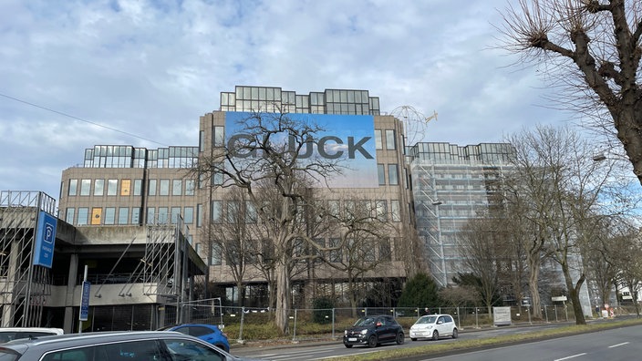 Gebäude-Fassade mit Banner auf dem Glück steht