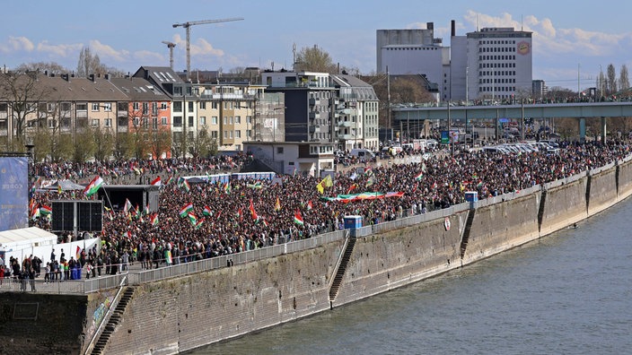 Laut Veranstalter sind mehr als 40.000 Menschen beim Newroz-Fest in Köln