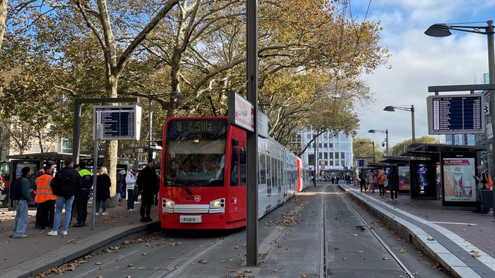 Bahn hält am Neumarkt