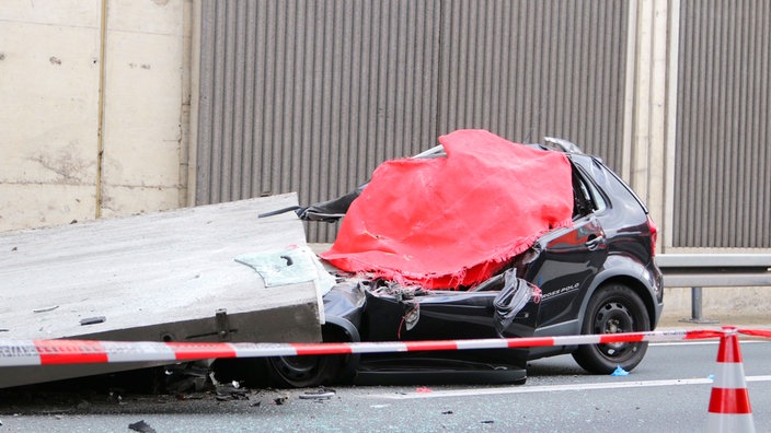 Ein zerstörtes Auto steht auf der A3 bei Köln