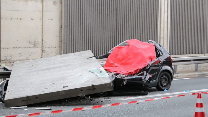 Eingestürzte Lärmschutzwand auf der A3 bei Köln