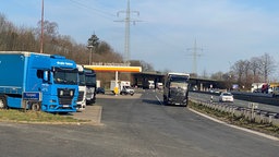 LKW Stellplätze nahe der Fahrbahn - der Lärmschutz fehlt