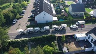 Aufgenommen mit einer Drohne: Drei Spezialtrucks untersuchen die Bodenschichten in Krefeld.