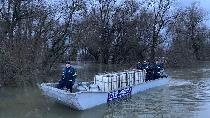 Das THW Emmerich transportiert die Milch per Boot aus der Siedlung Grietherort ab