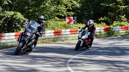 Motorradfahrer in Odenthal auf einer Straße