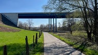 Die Haarbachtalbrücke von einem Fußgängerweg fotografiert