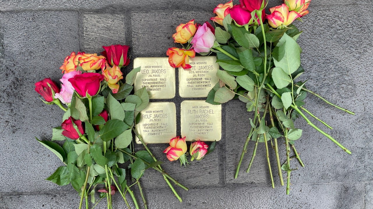 Künstler Gunter Demnig verlegt in Köln neue Stolpersteine