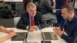 NRW-Innenminister Herbert Reul im Gespräch mit Studenten