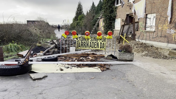 Eine Barrikade in Lützerath mit der Aufschrift "Stühle sind für Barrikaden da!"