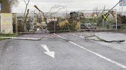 Ein Bauzaun versperrt eine Straße in Lützerath