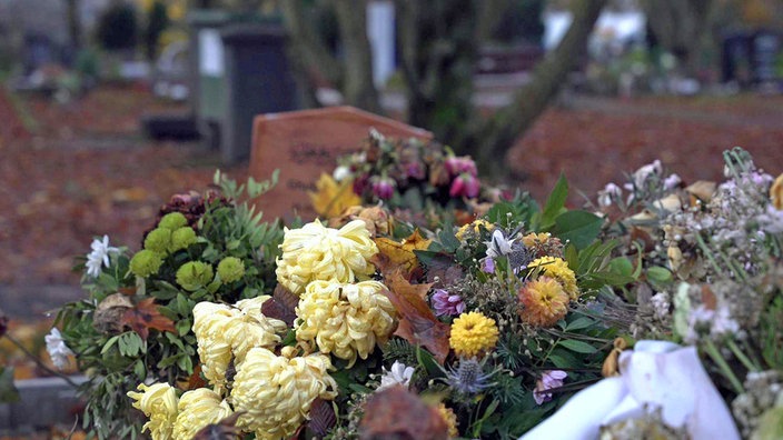 Blumen vor einem Grab am Bonner Nordfriedhof