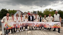 Stolz posieren die Athleten für ihr Abschlussfoto