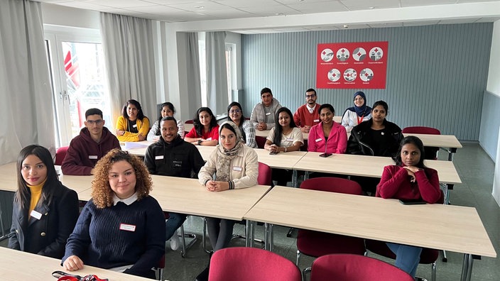 Teilnehmende der Zukunftswerkstatt sitzen in Klassenraum