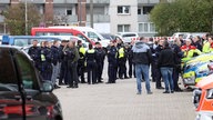 Verschiedene Einsatzkräfte der Polizei vor der Solinger Schule.