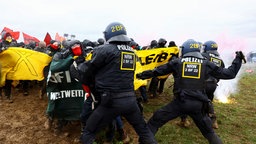 Demonstranten und Polizei liefern sich heftige Auseinandersetzungen