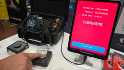 Cannabis wird auf einem Gerät gescannt