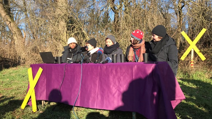 Die Klimaaktivisten Britta Rabe, Ronni Zepplin, Lakshmi Thevasagayam, Zoe und Linda Kastrup halten eine Pressekonferenz