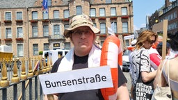 Menschen mit Rettungsringen und Schwimmwesten