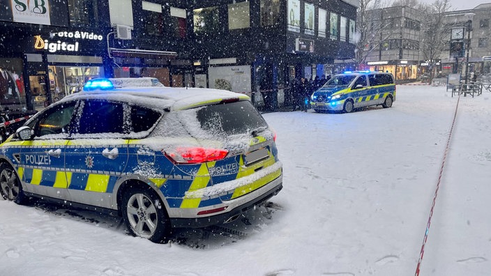 Polizeifahrzeuge im Schnee nach Messerattacke