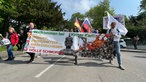 Demonstranten zeigen ein Banner