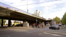 Die Theodor-Heuss-Brücke in Düsseldorf von der darunterliegenden Straße. Die Theodor-Heuss-Brücke in Düsseldorf: Hier stürzte am vergangenen Freitag ein Pedelec-Fahrer über das Geländer.