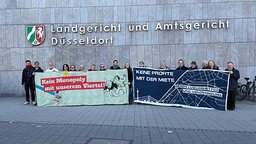 Die Demonstranten demonstrieren vor dem Land- und Amtsgericht